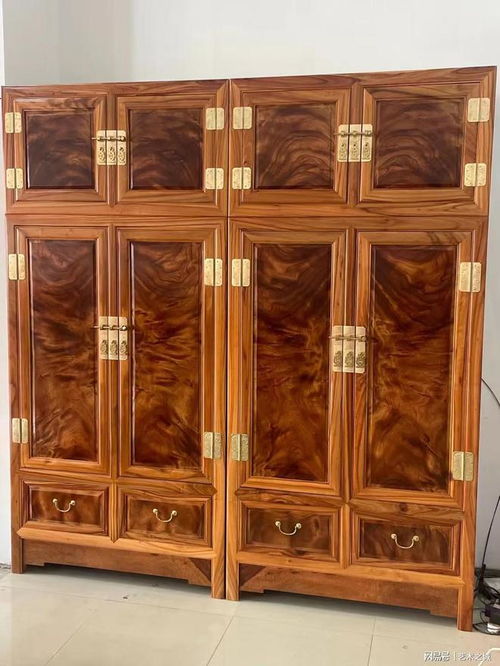 王秉刚书法走近江湾香樟木制品店 以翰墨清香，颂木艺雅韵